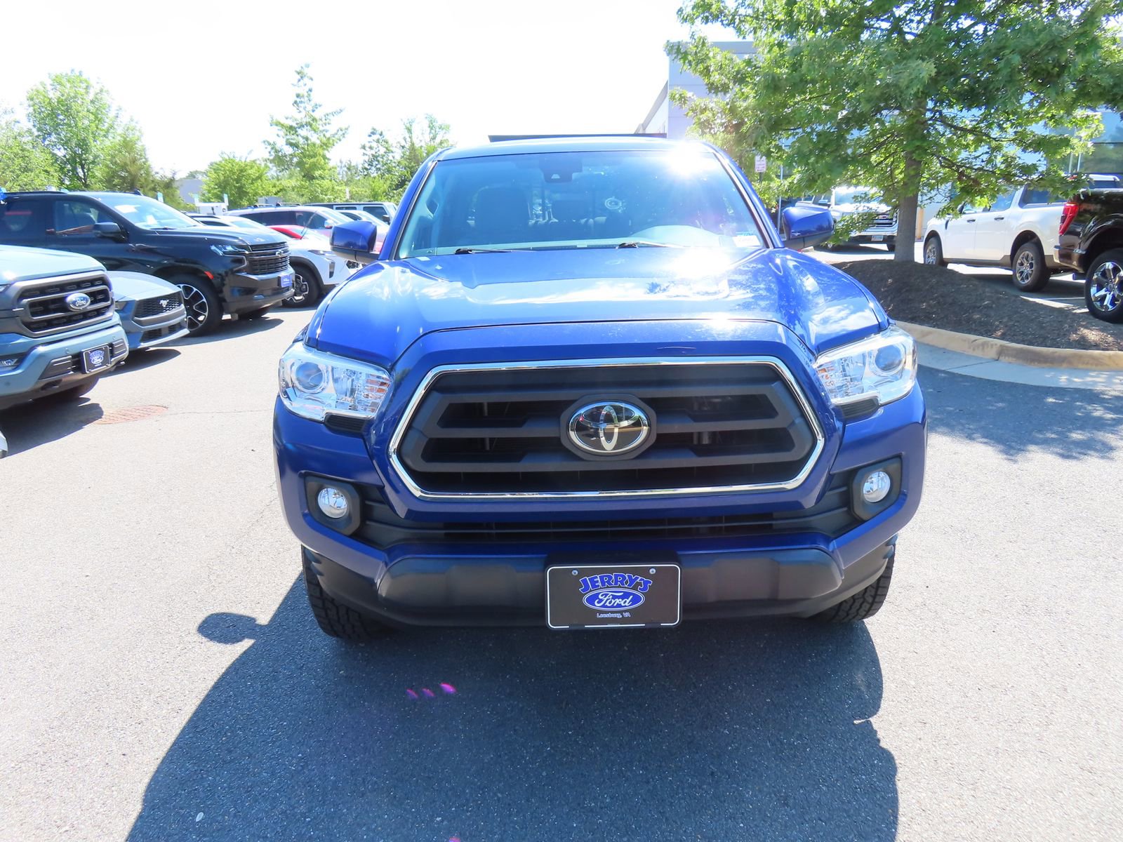 Used 2022 Toyota Tacoma SR5 AWD/4WD image 2