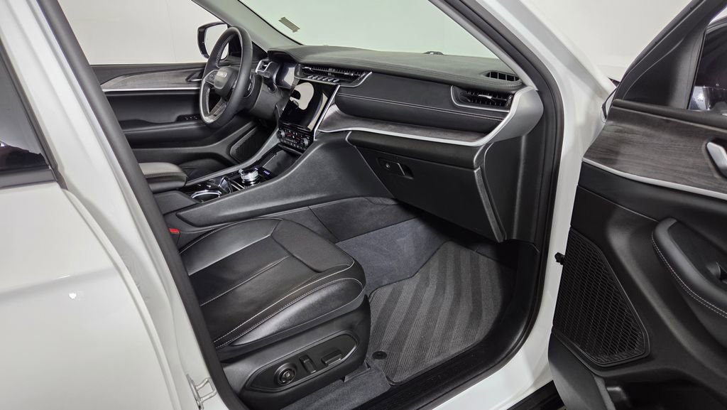 Used 2023 Jeep Grand Cherokee Limited w/ Luxury Tech Group II image 38