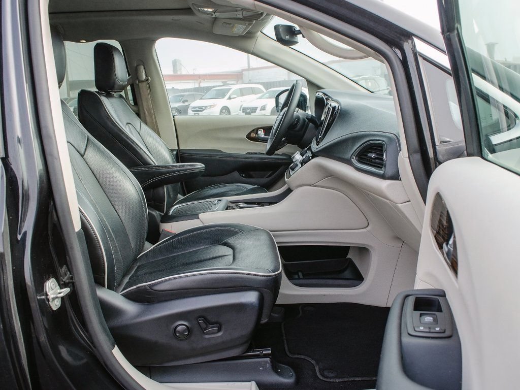 Used 2023 Chrysler Pacifica Limited FWD image 35