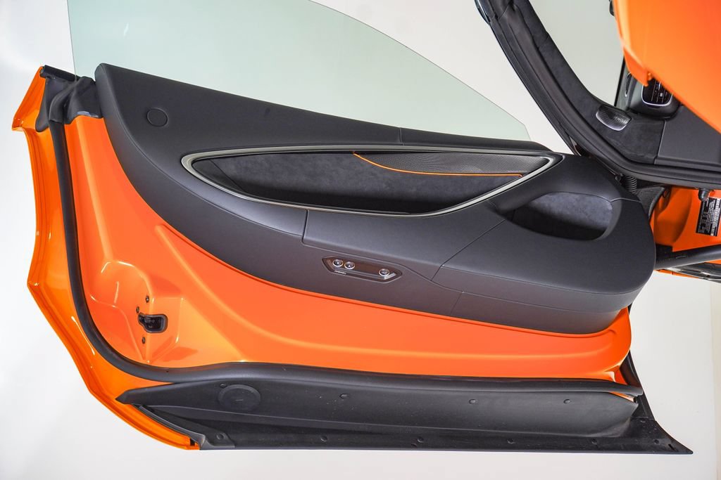 Used 2026 McLaren Artura Spider RWD image 35