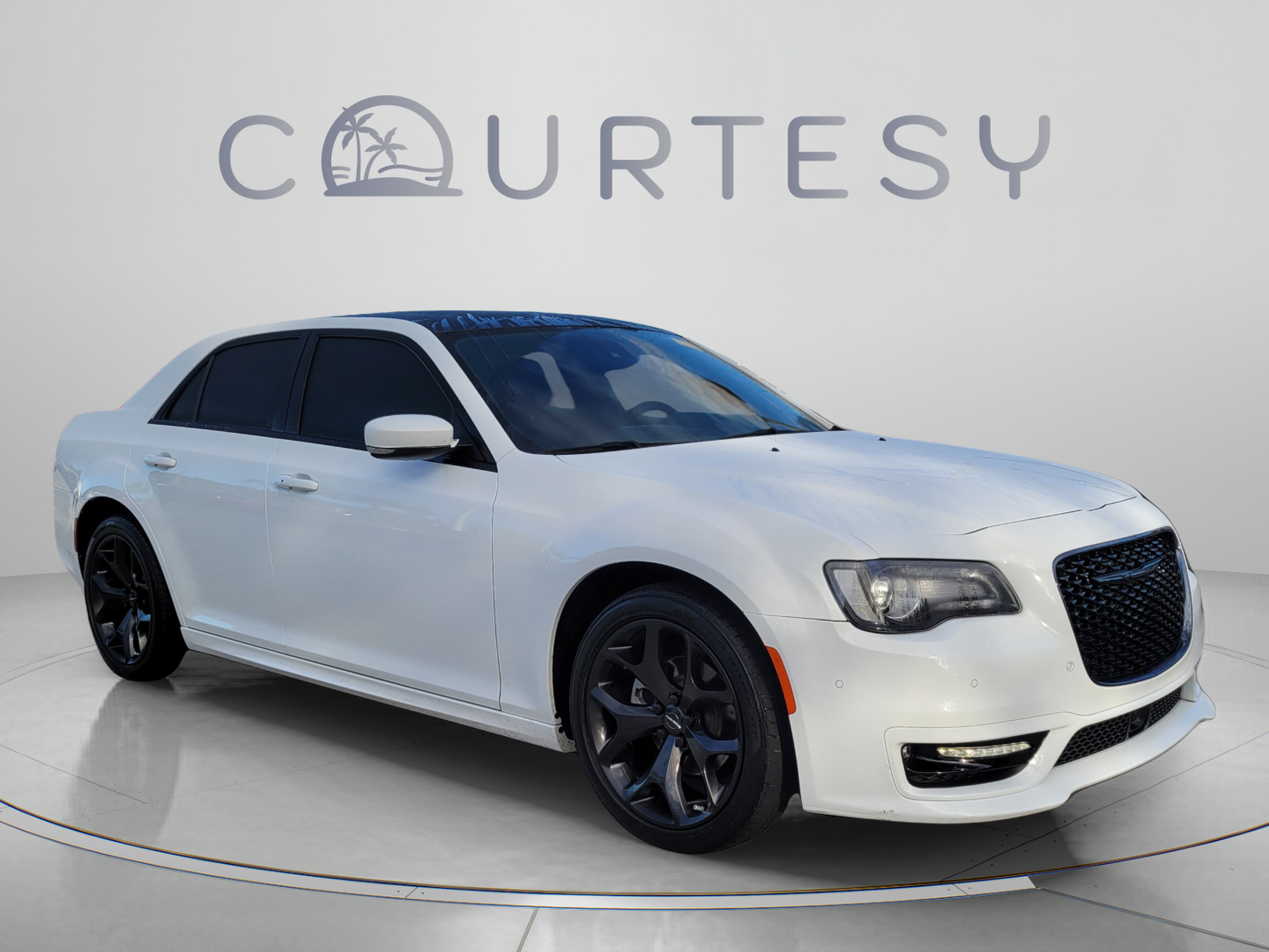 Used 2023 Chrysler 300 Touring L w/ Popular Equipment Group RWD image 4