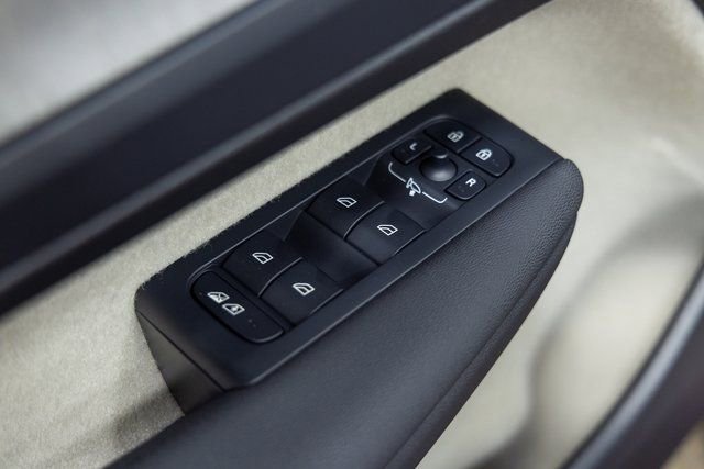 Used 2024 Volvo XC40 B5 Ultimate w/ Protection Package Premier image 18