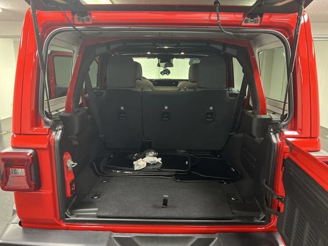 Used 2025 Jeep Wrangler Unlimited Sahara w/ Safety Group AWD/4WD image 25