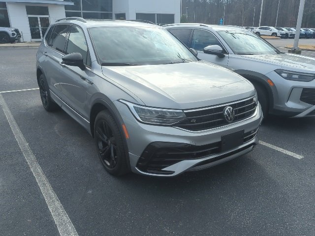 Certified 2024 Volkswagen Tiguan SE R-Line image 3