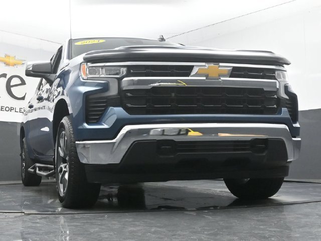 Used 2024 Chevrolet Silverado 1500 LT AWD/4WD image 3