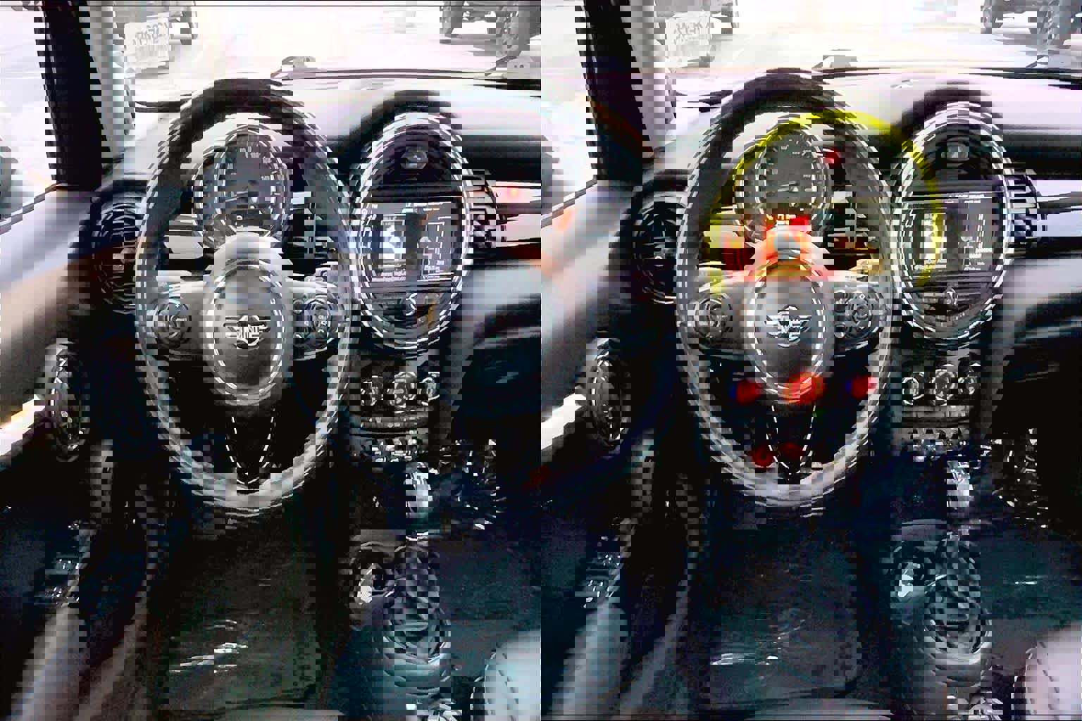 Used 2019 MINI Cooper 4-Door Hardtop w/ Premium Package image 5