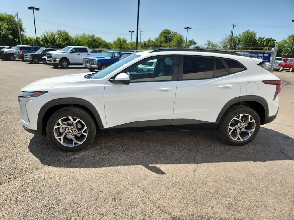 Used 2025 Chevrolet Trax LT FWD image 6