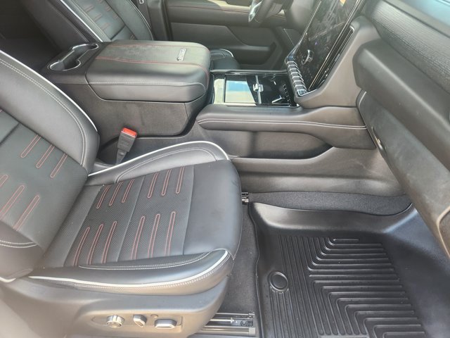 Used 2025 GMC Yukon AT4 Ultimate AWD/4WD image 13