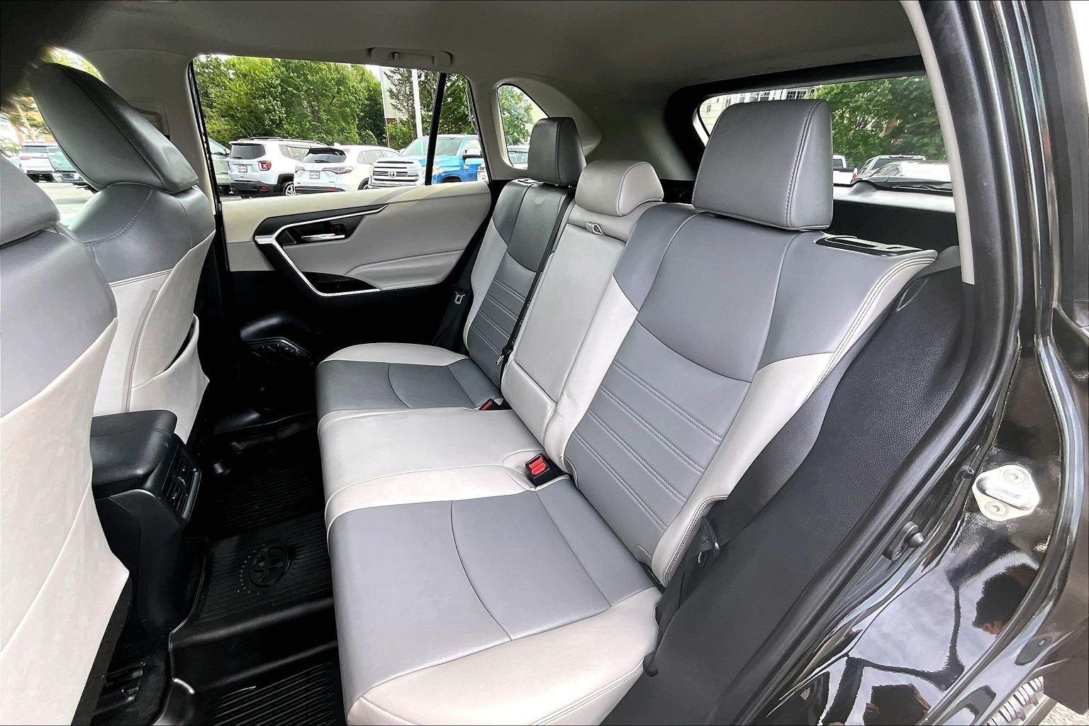 Used 2022 Toyota RAV4 XLE Premium FWD image 25