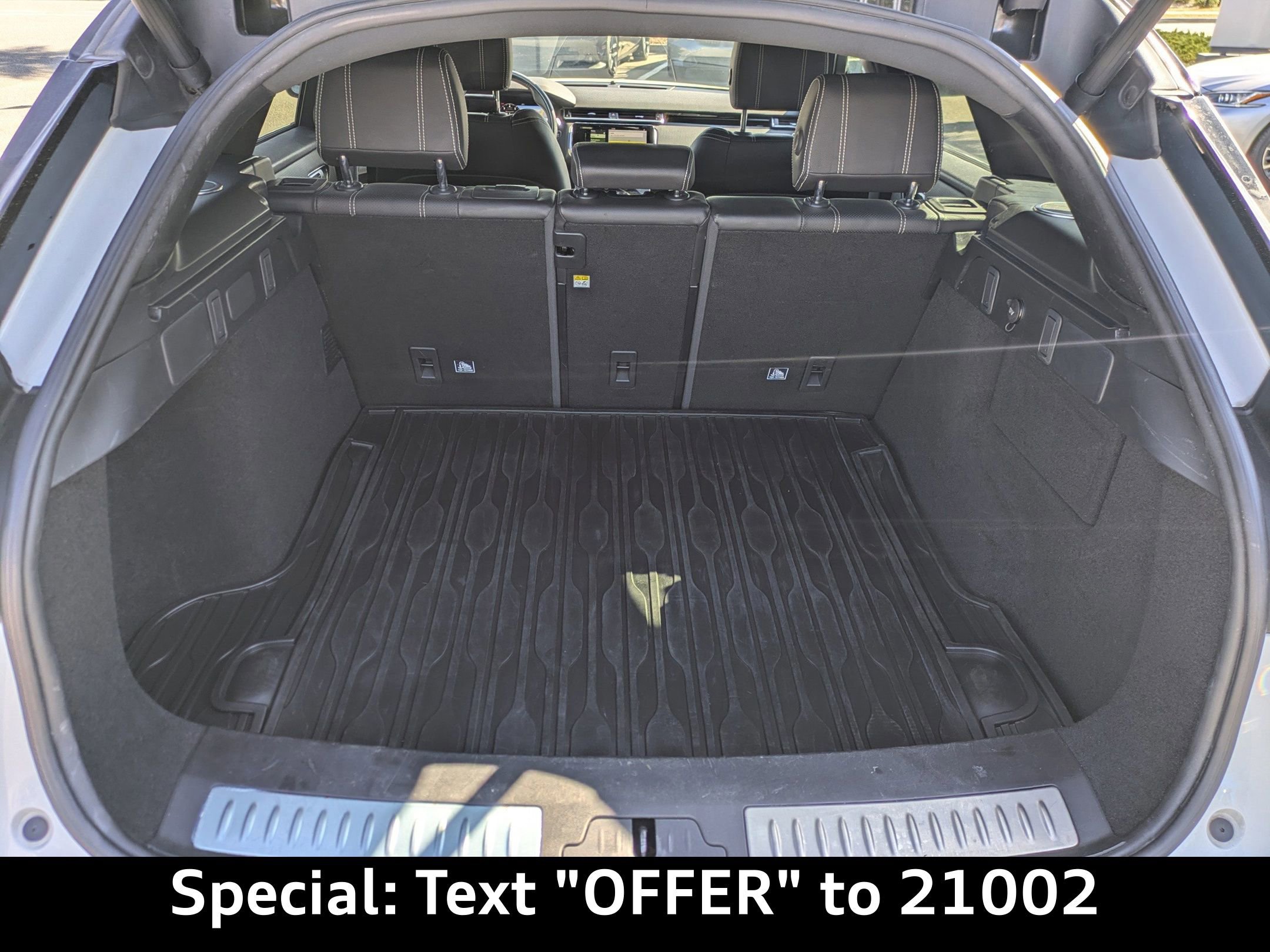 Used 2019 Land Rover Range Rover Velar R-Dynamic SE image 14