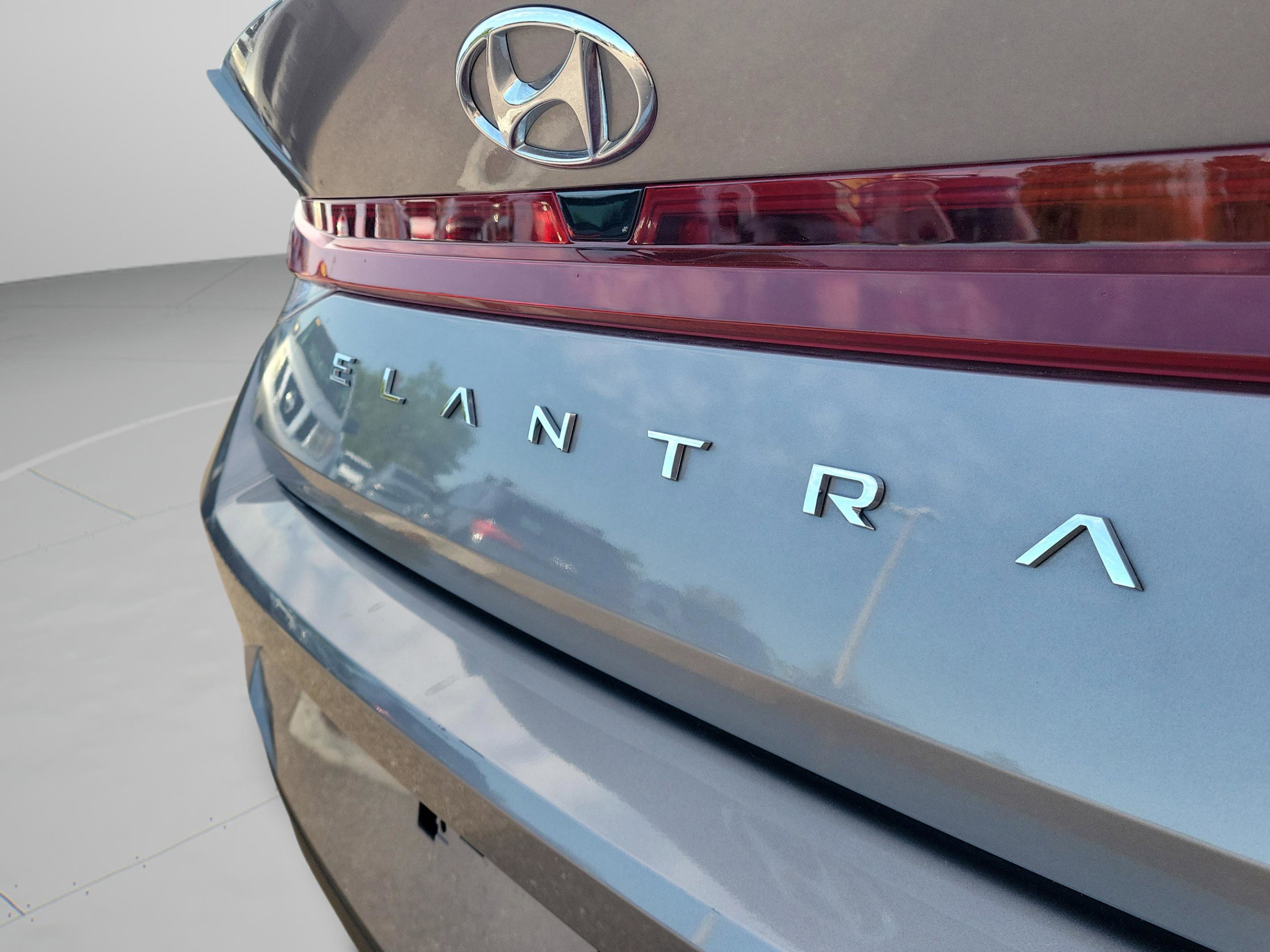 Certified 2023 Hyundai Elantra SE image 6