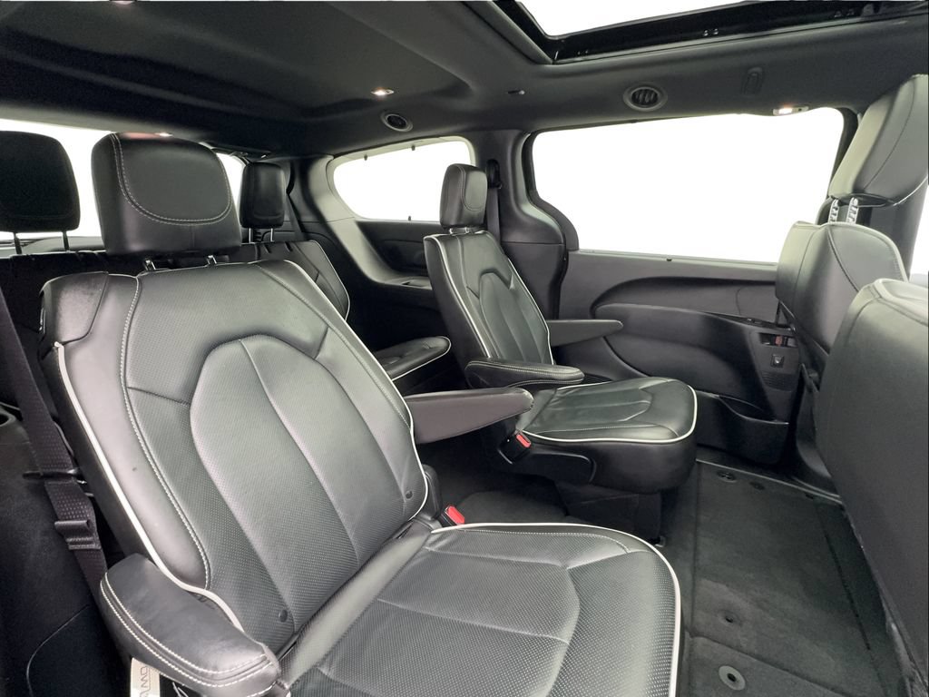 Used 2025 Chrysler Pacifica Limited FWD image 26