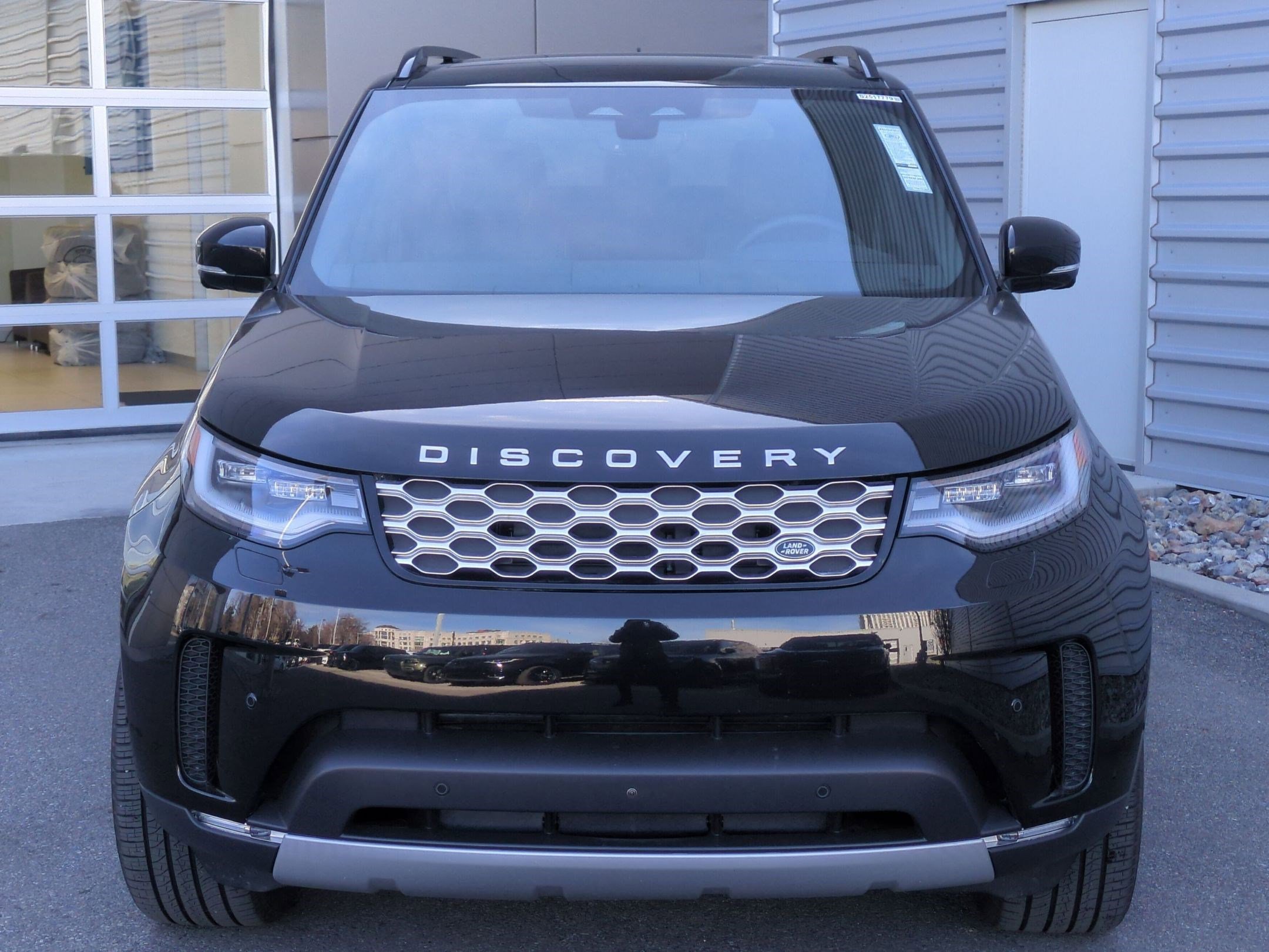 Used 2025 Land Rover Discovery S image 2