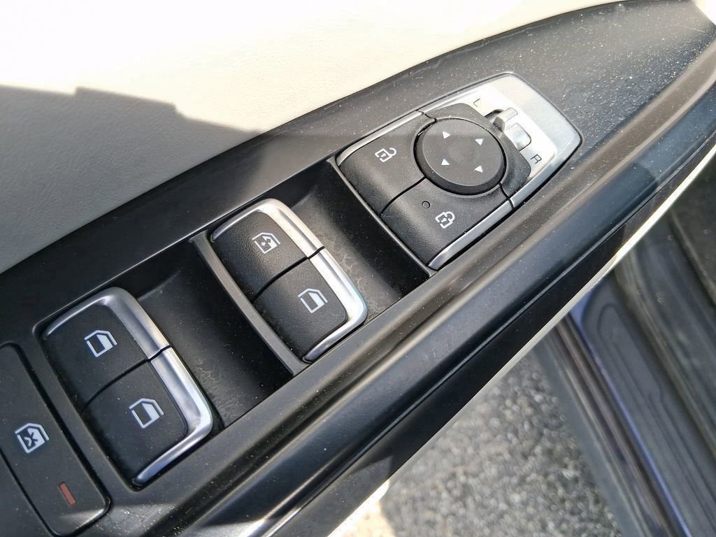 Used 2023 Kia Carnival LX image 12