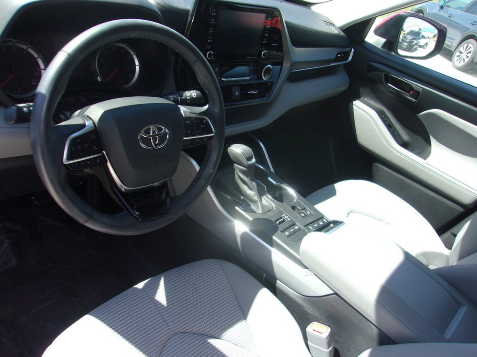 Used 2020 Toyota Highlander LE AWD/4WD image 10