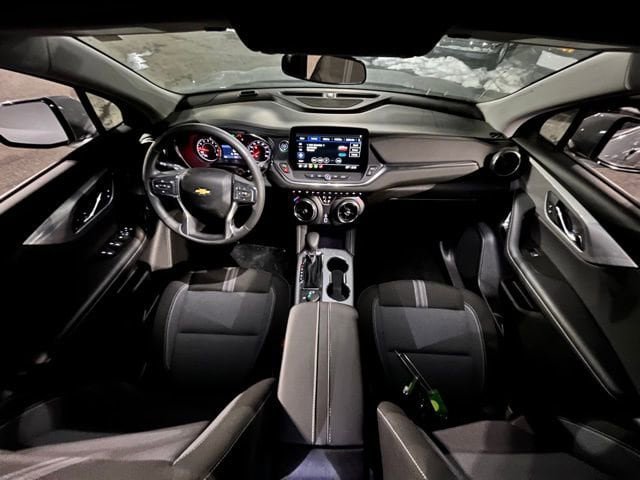 Used 2025 Chevrolet Blazer LT FWD image 18