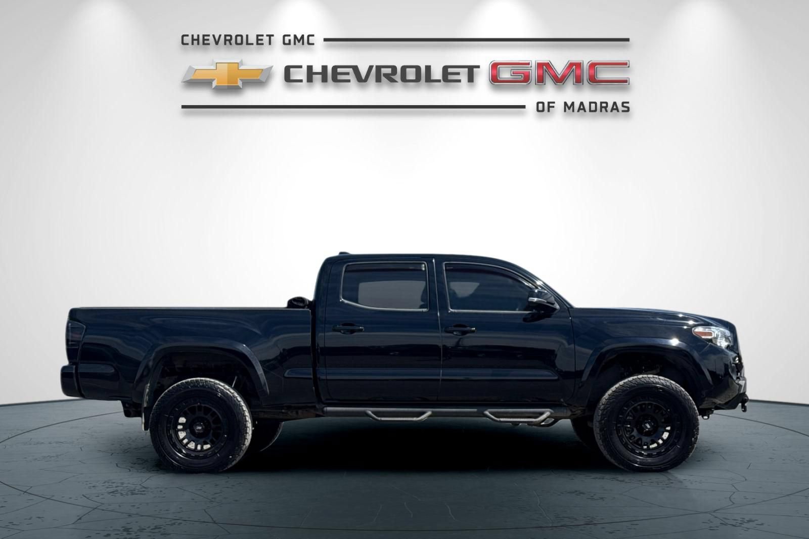 Used 2020 Toyota Tacoma SR5 AWD/4WD image 2