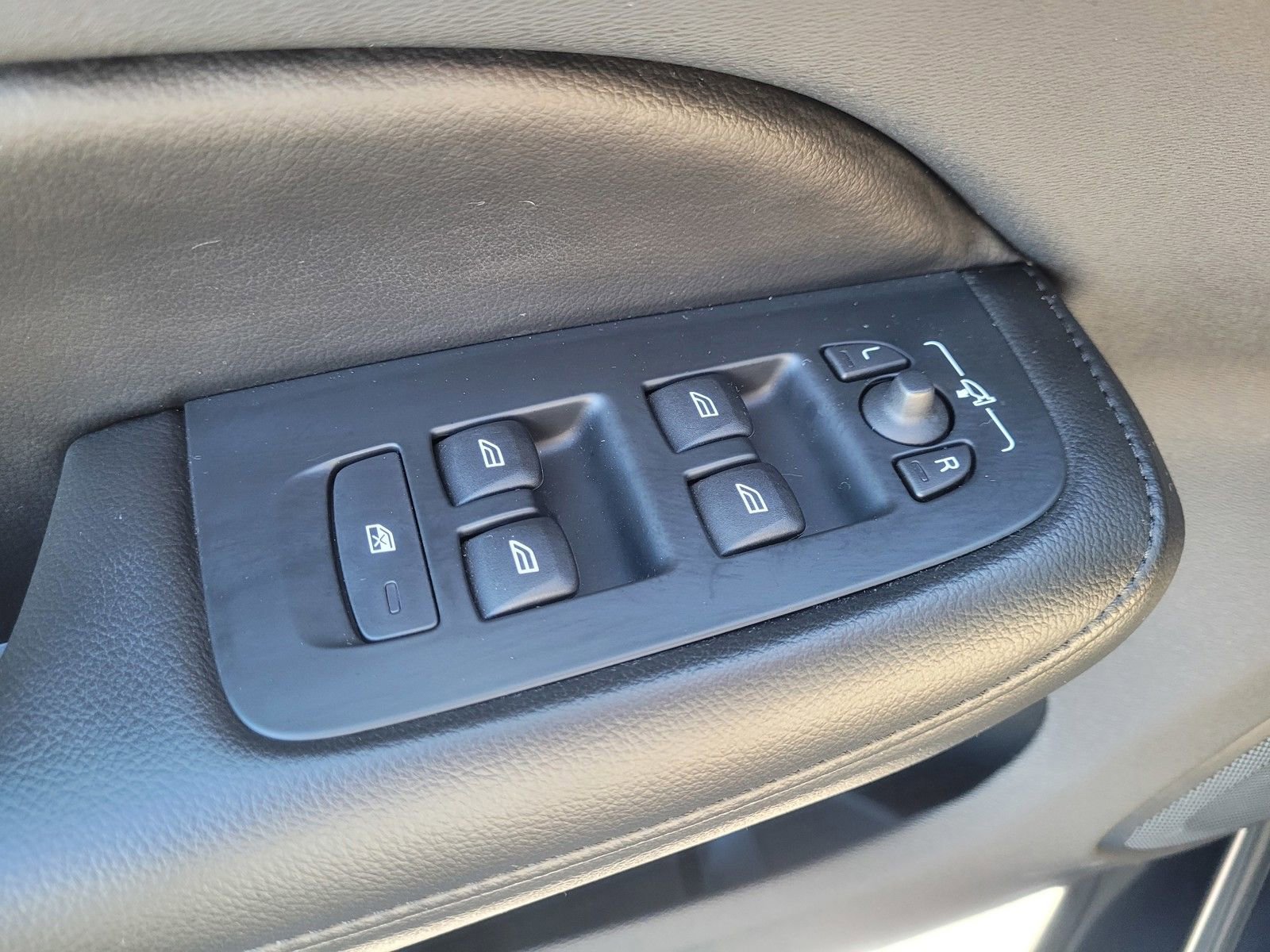 Certified 2023 Volvo S60 B5 Core w/ Climate Package image 16