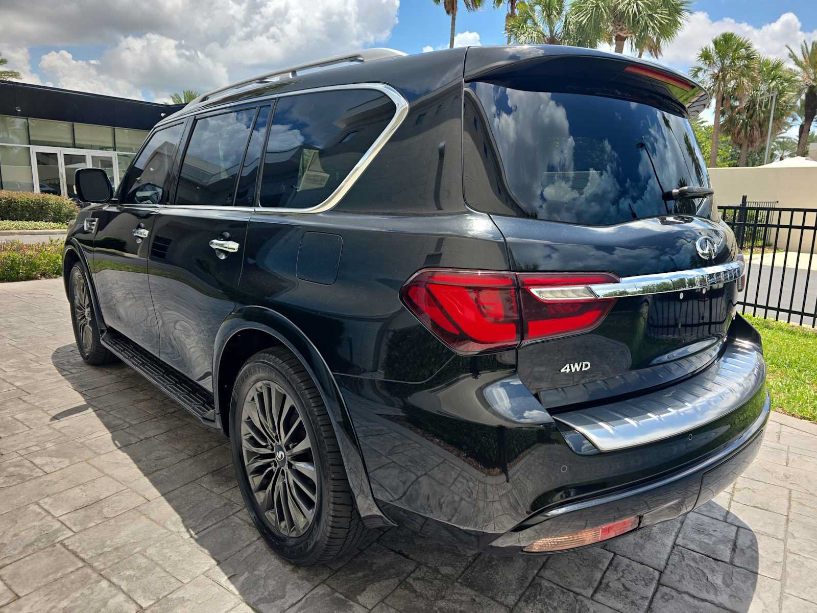Certified 2024 INFINITI QX80 Sensory w/ Cargo Package AWD/4WD image 7