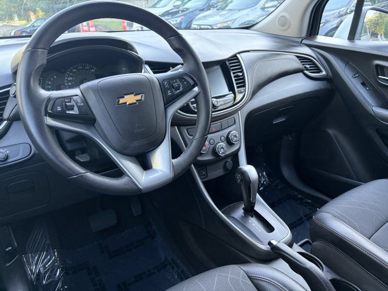 Used 2017 Chevrolet Trax LT w/ LT Convenience Package AWD/4WD image 12