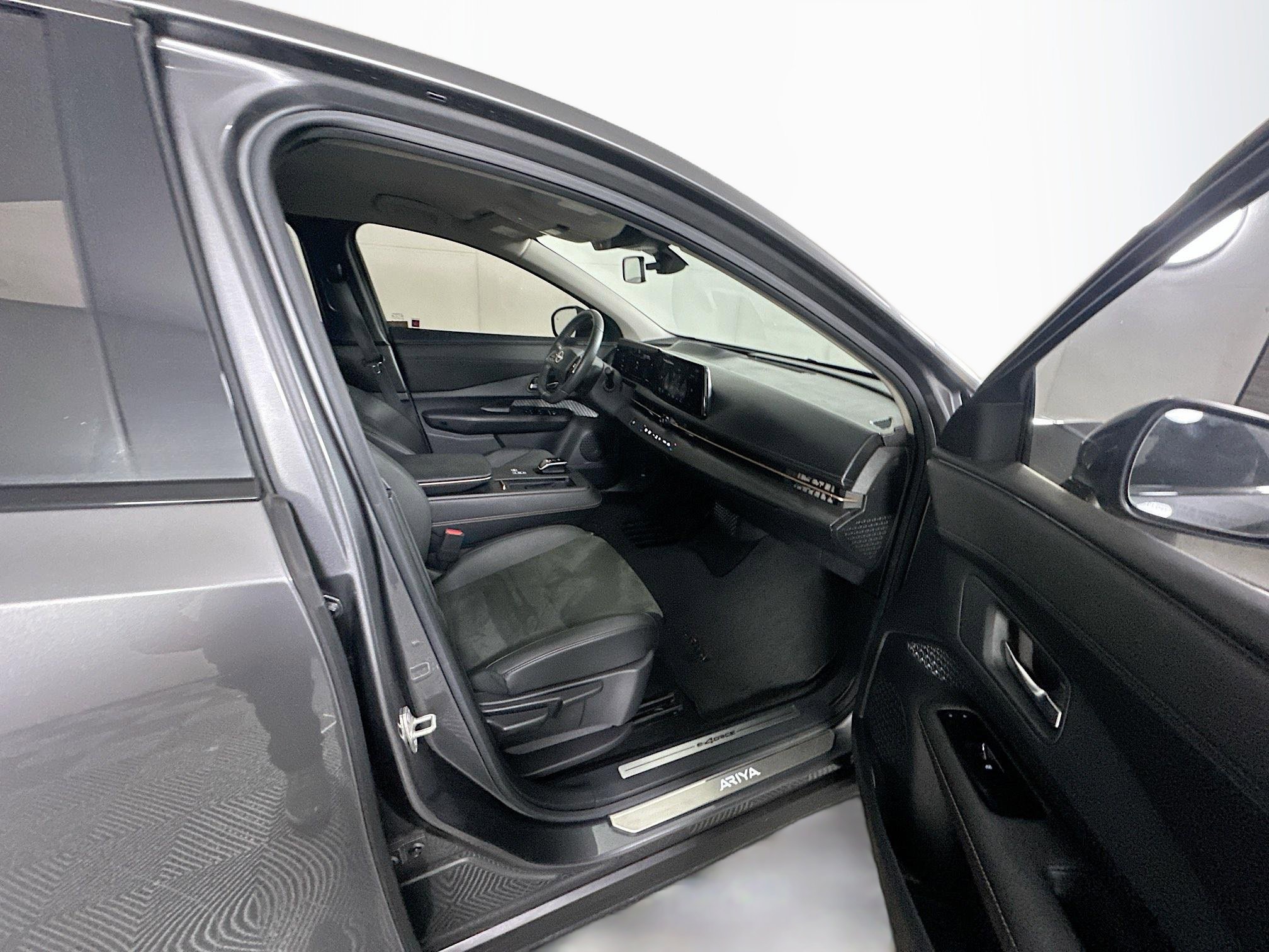 Used 2023 Nissan Ariya AWD image 30