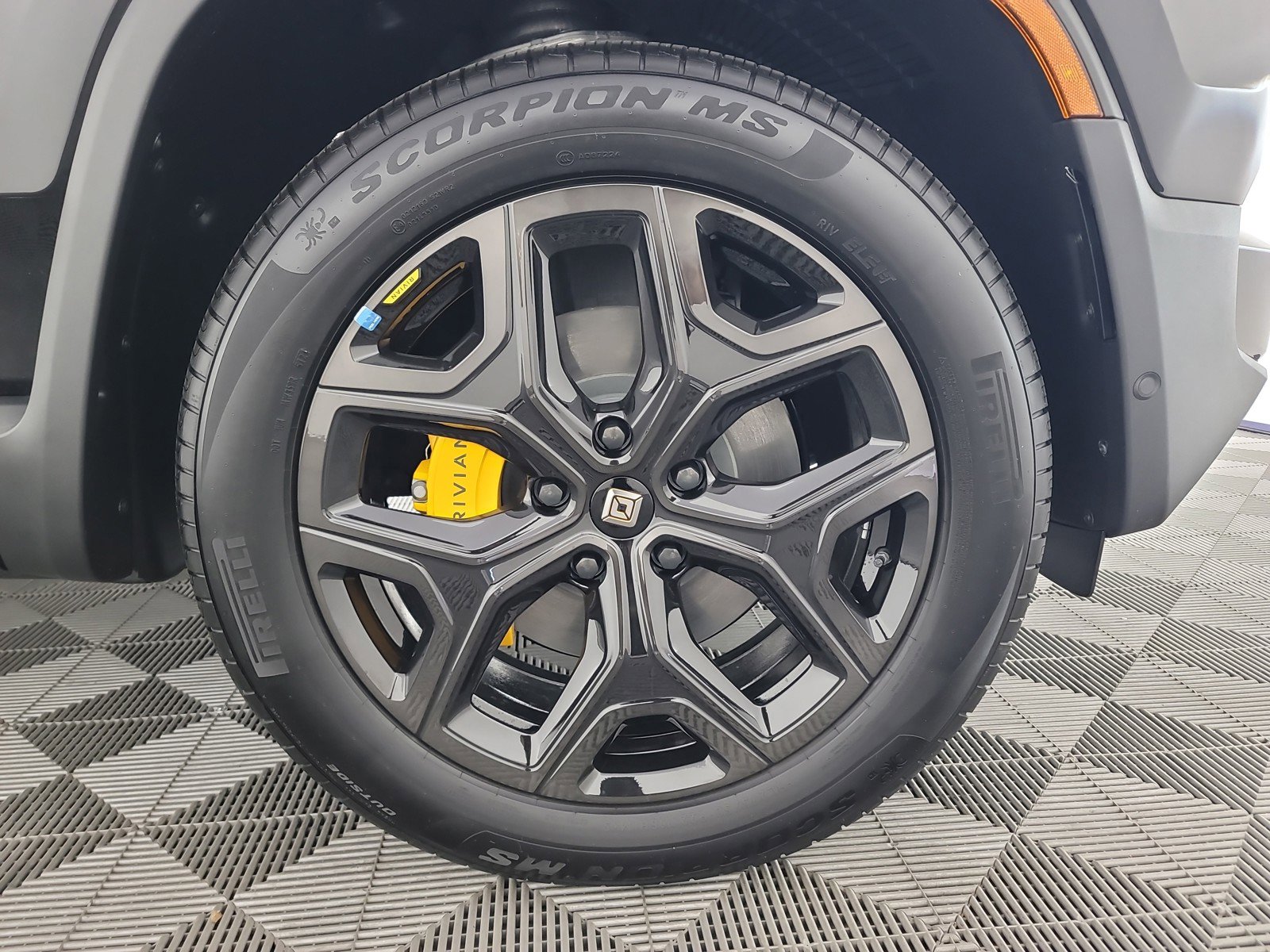 Used 2025 Rivian R1S Premium image 11