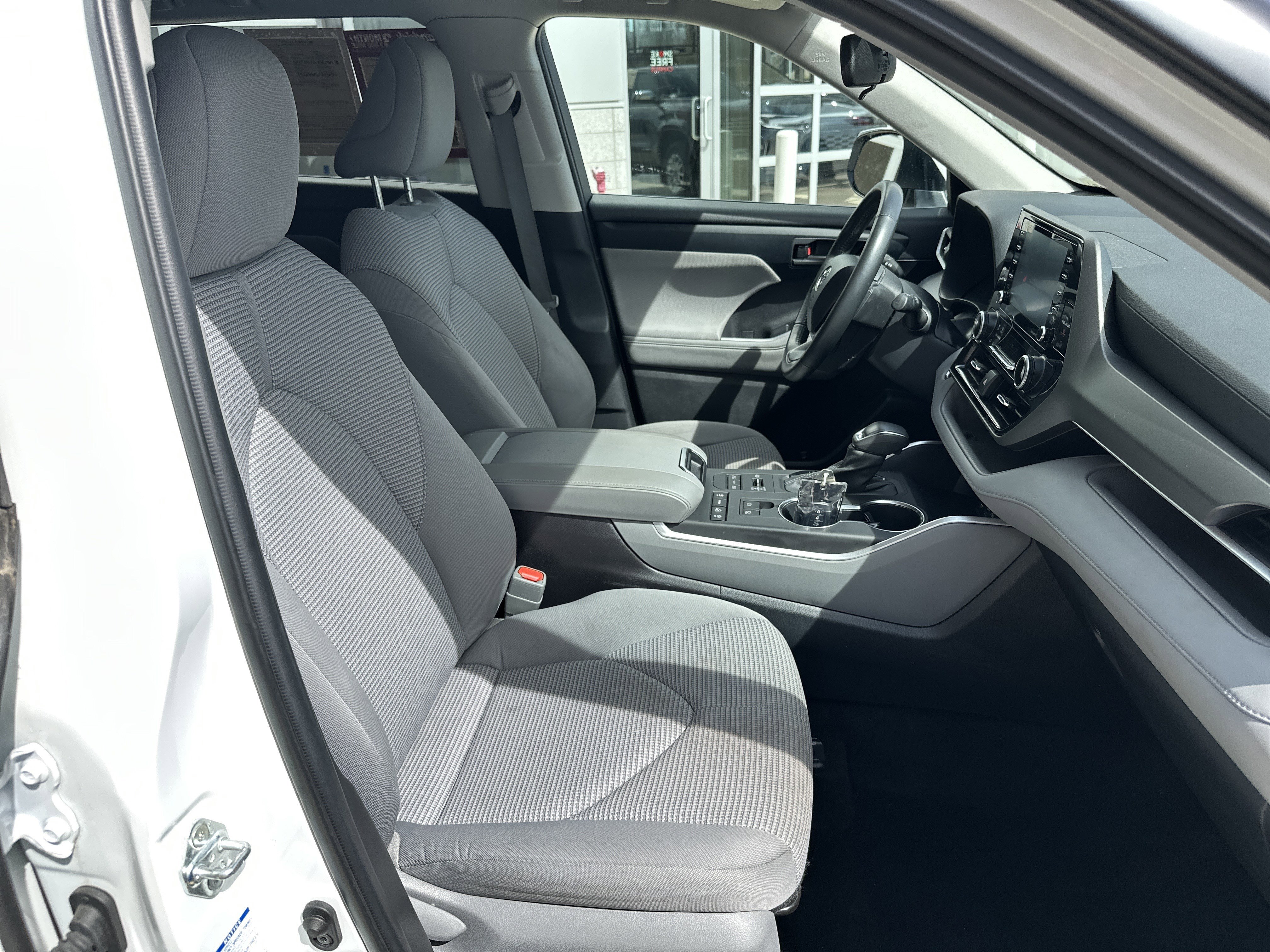 Used 2022 Toyota Highlander LE image 26