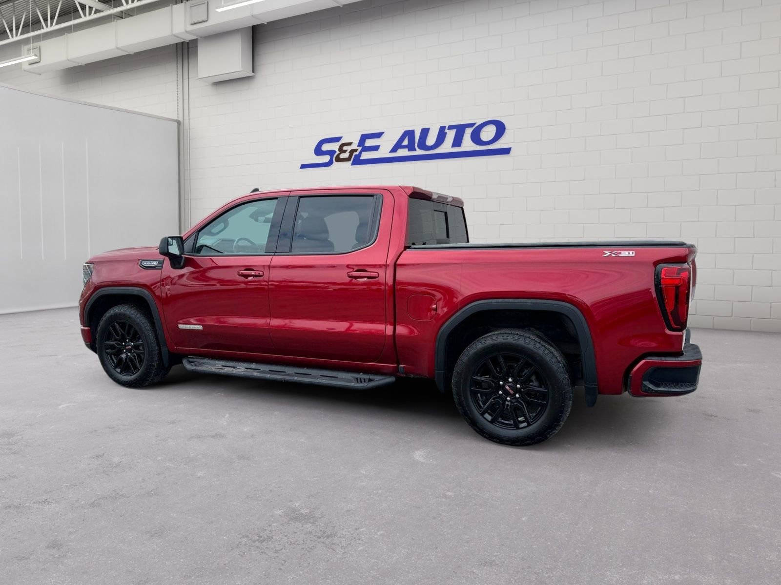 Used 2023 GMC Sierra 1500 Elevation w/ Preferred Package AWD/4WD image 3