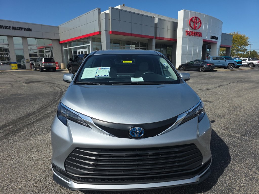 Certified 2025 Toyota Sienna LE FWD image 2