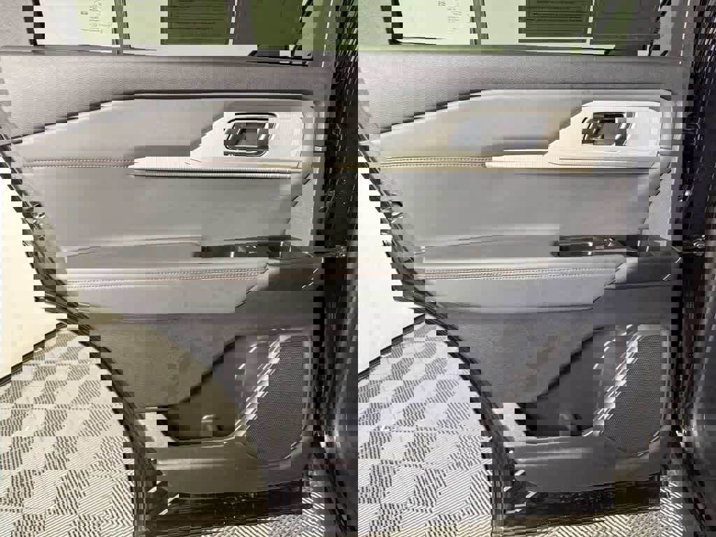 Used 2025 Ford Explorer Active image 41