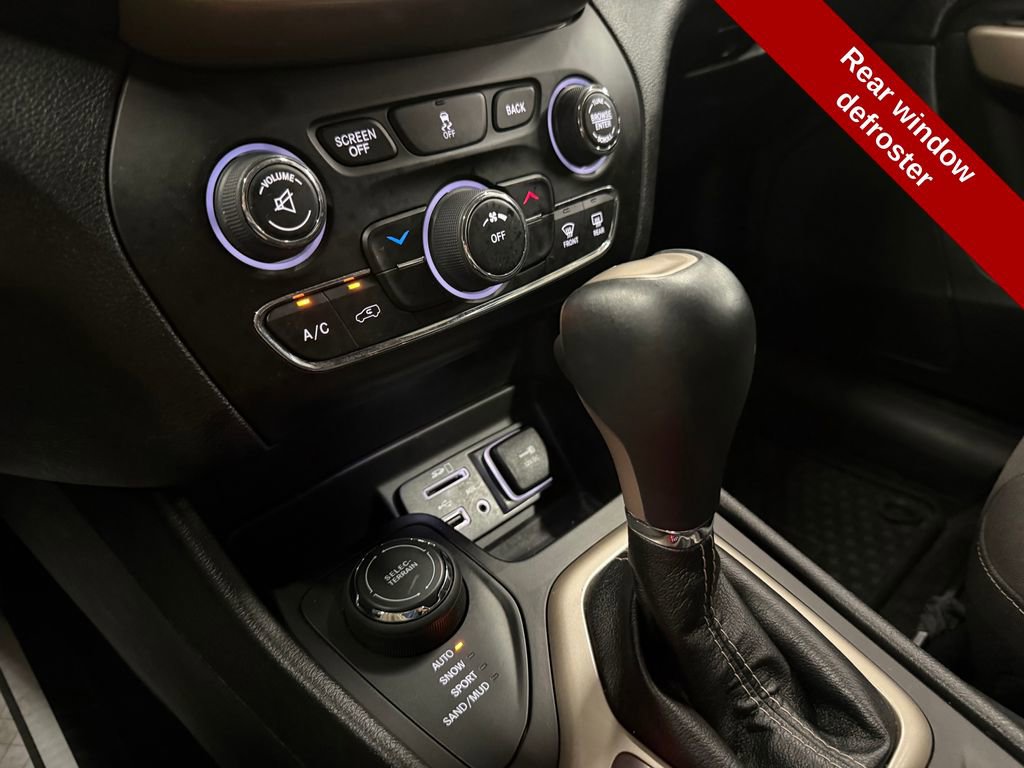 Used 2017 Jeep Cherokee Latitude w/ Cold Weather Group AWD/4WD image 27
