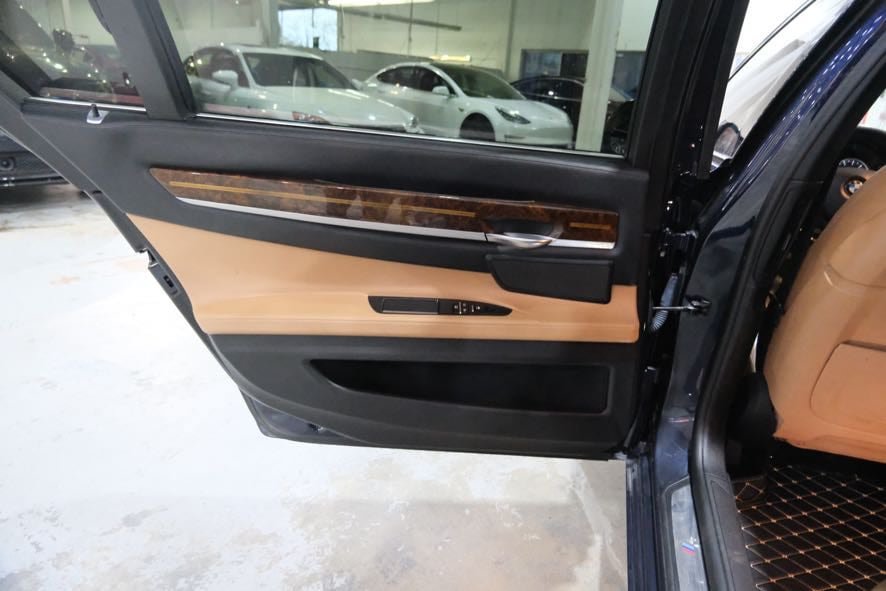 Used 2015 BMW 750Li xDrive AWD/4WD image 23