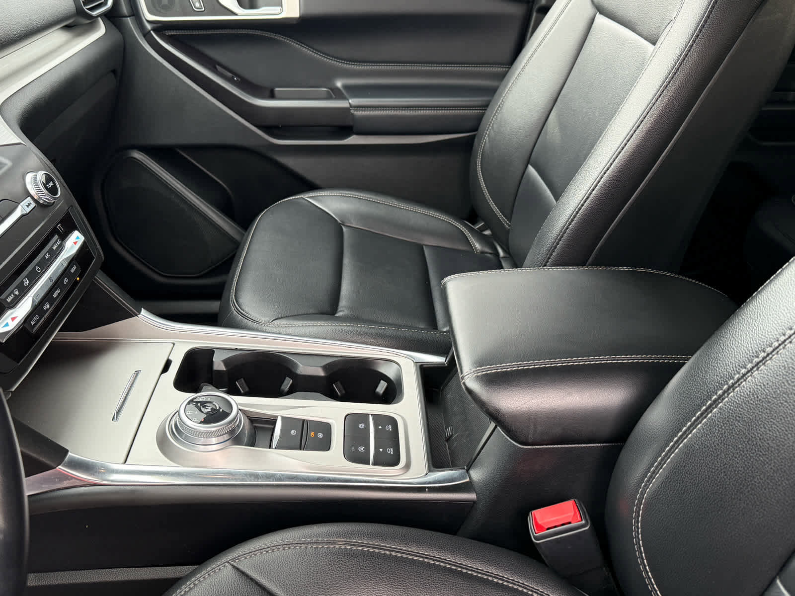 Used 2020 Ford Explorer XLT w/ Equipment Group 202A image 25