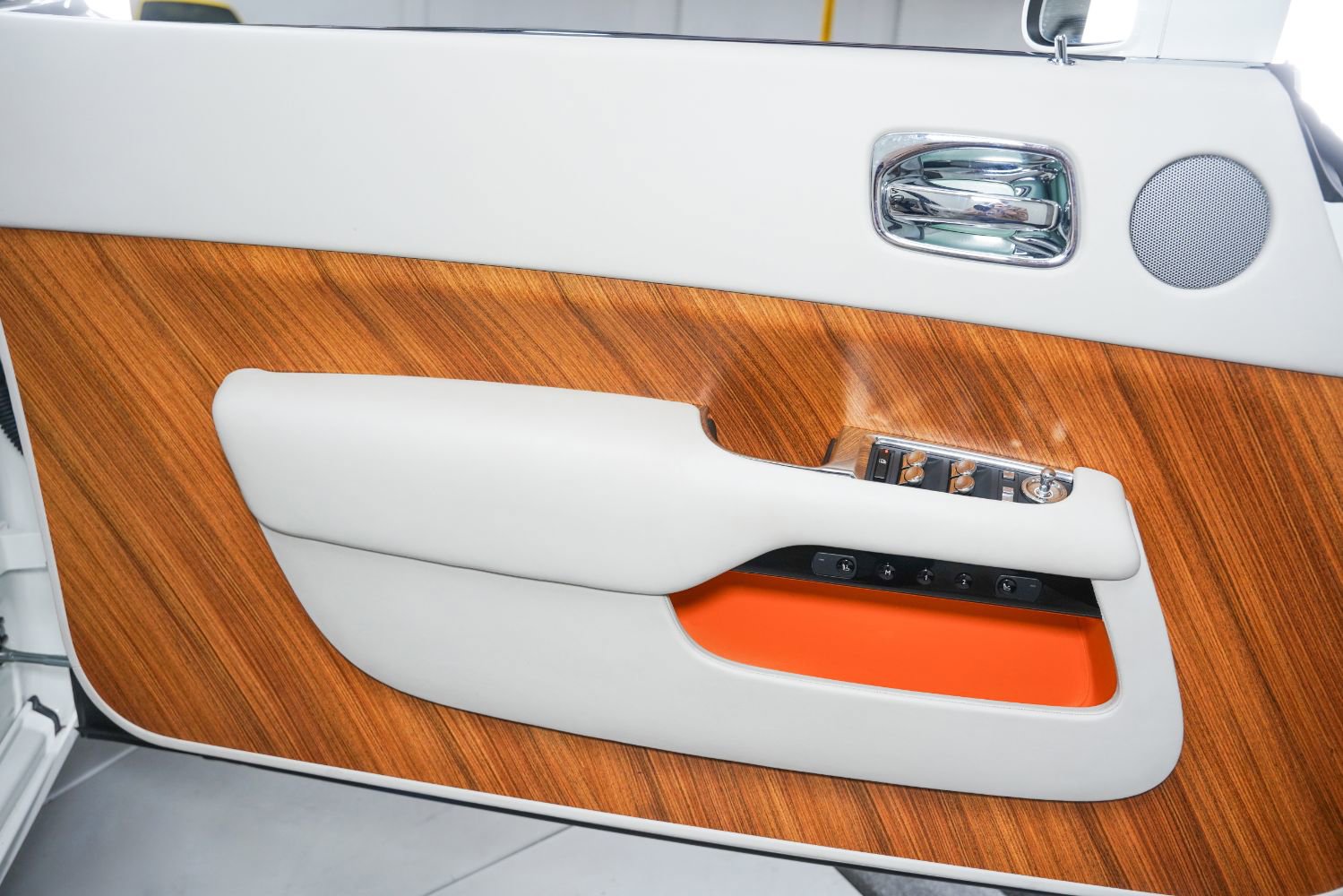 Used 2017 Rolls-Royce Dawn image 42