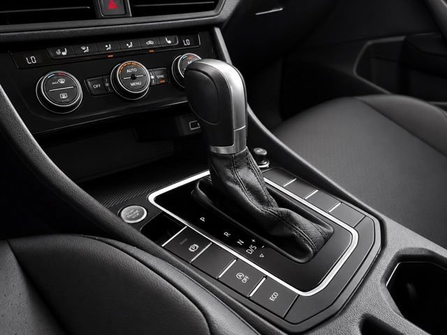 Used 2019 Volkswagen Jetta SE w/ Cold Weather Package FWD image 16