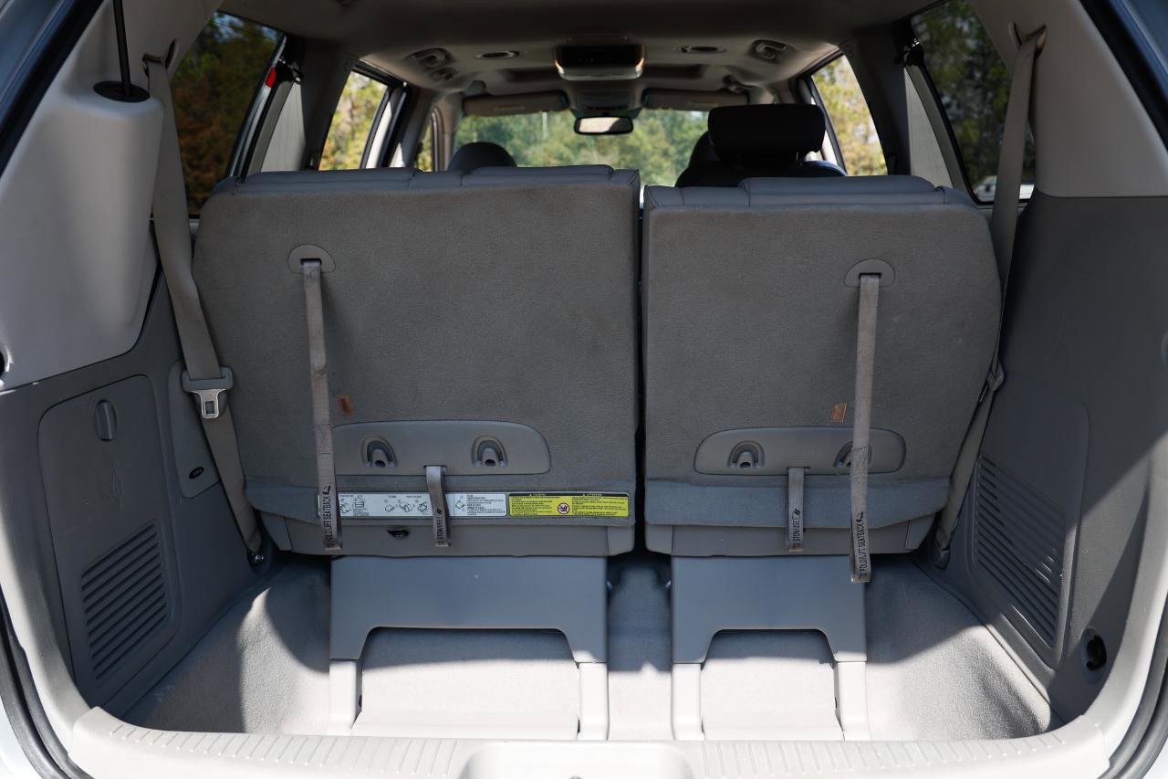 Used 2007 Hyundai Entourage Limited image 25