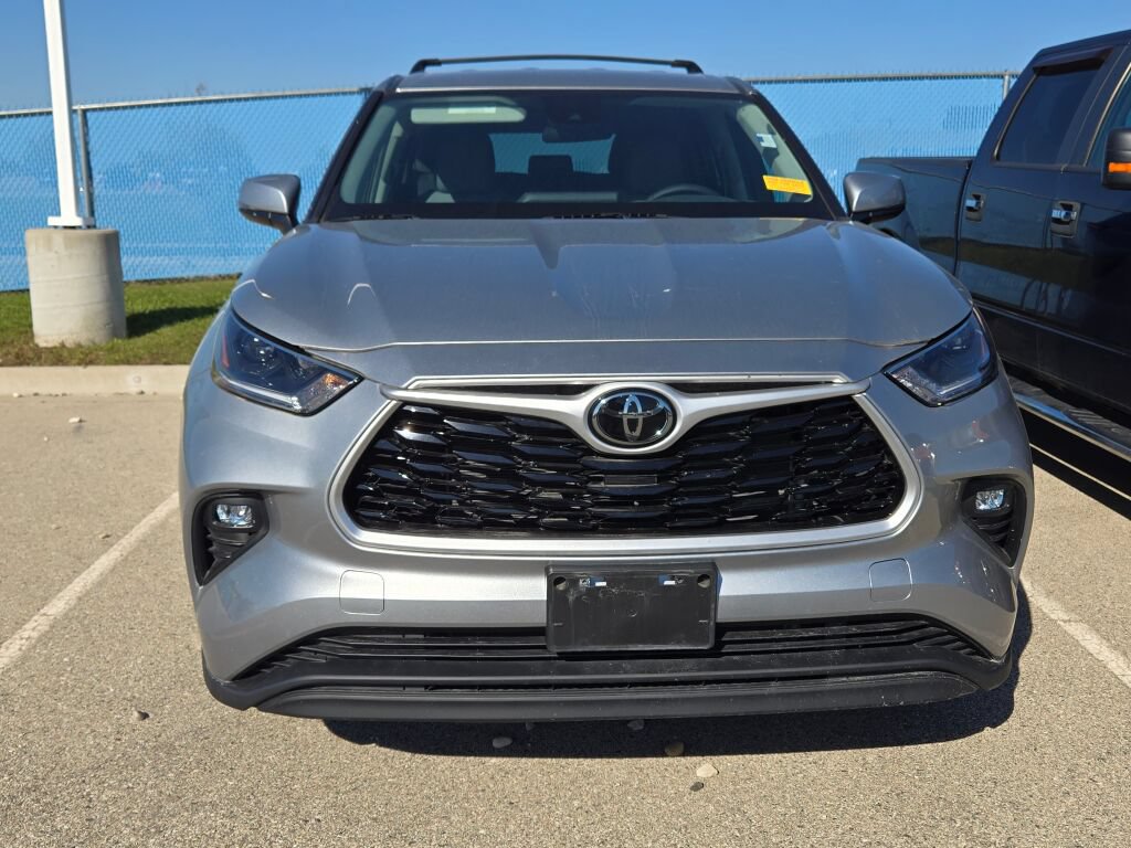 Used 2021 Toyota Highlander LE FWD image 2