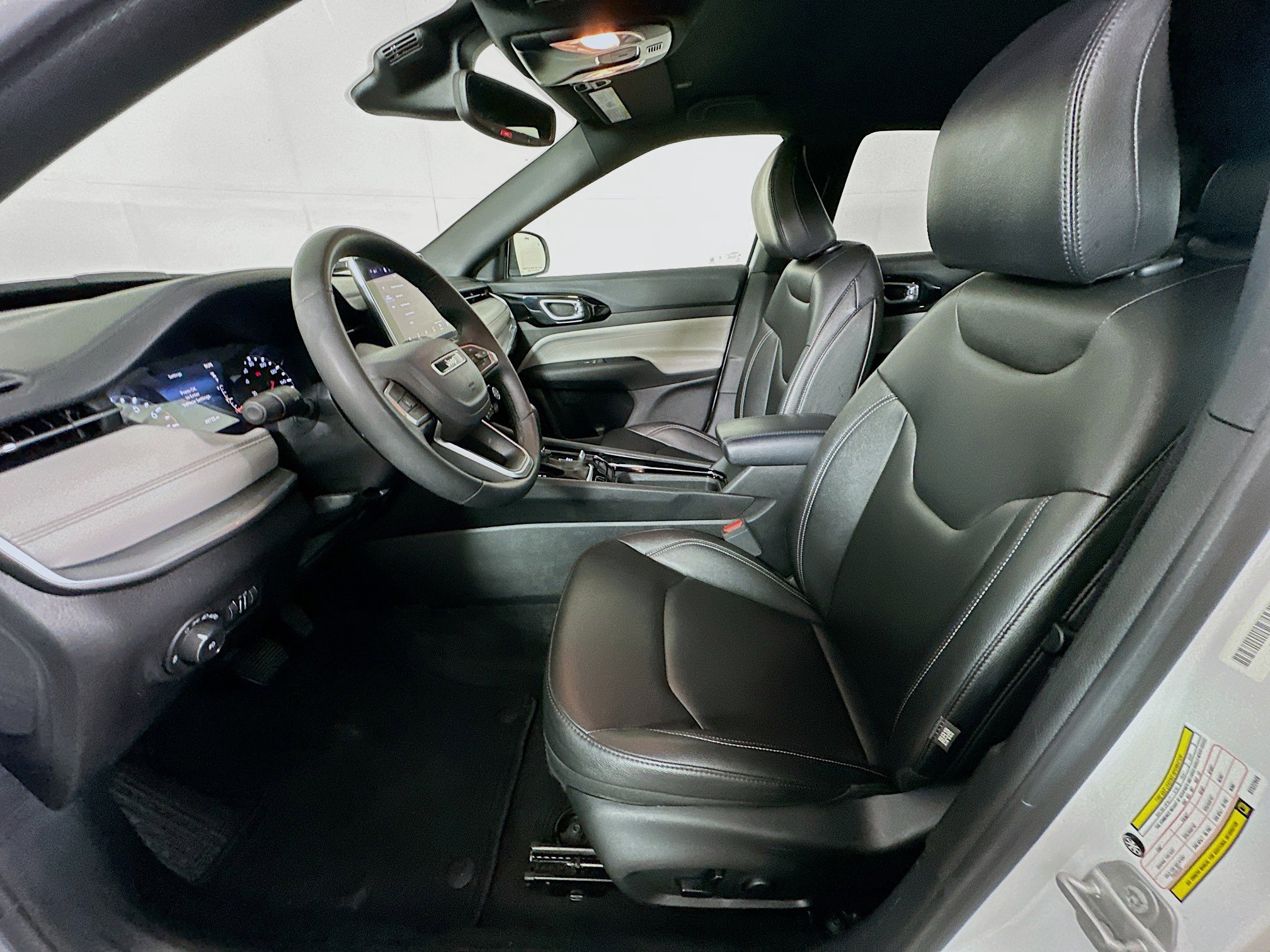 Used 2025 Jeep Compass Limited image 13