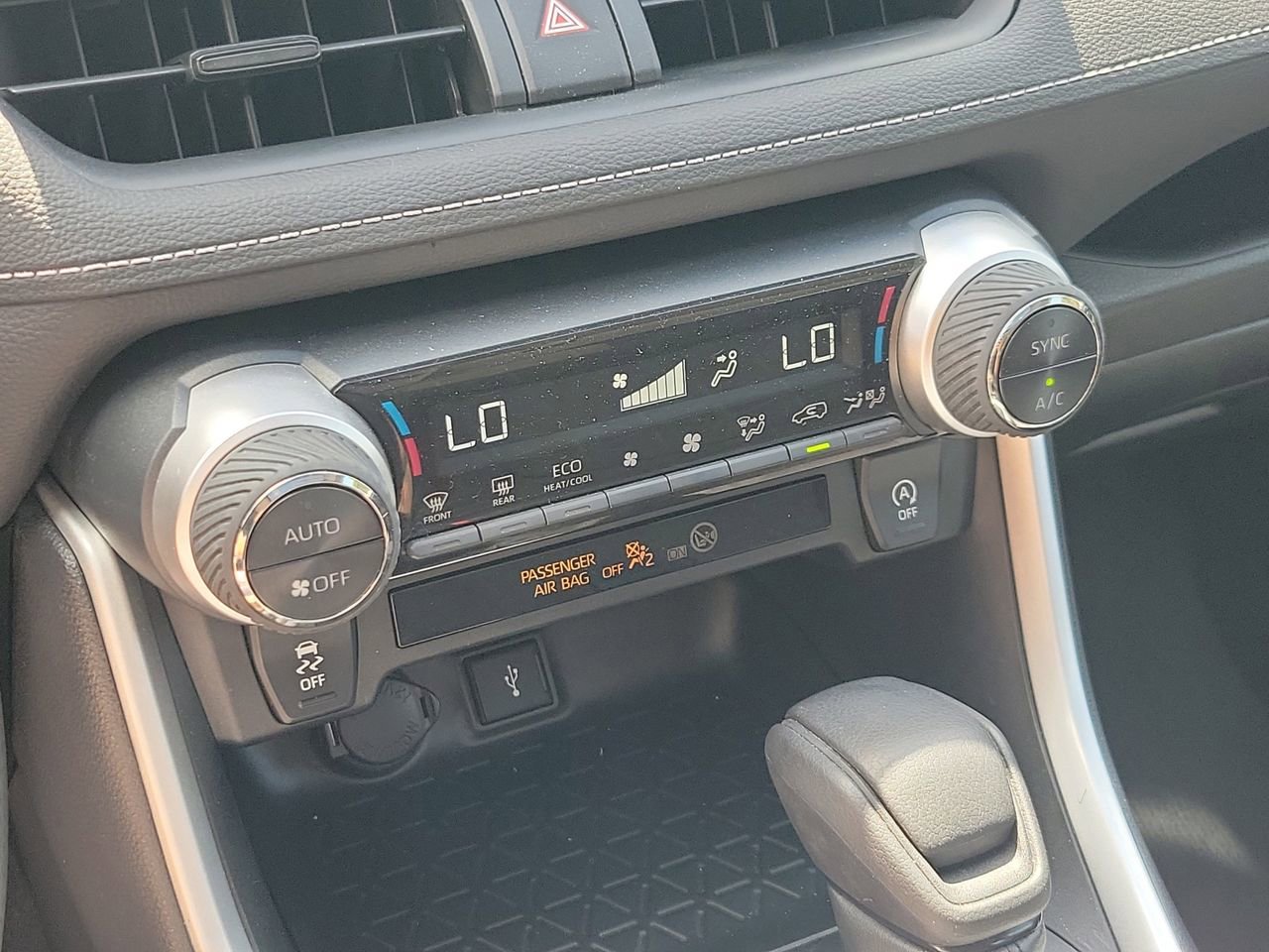Used 2021 Toyota RAV4 XLE w/ Convenience Package FWD image 28