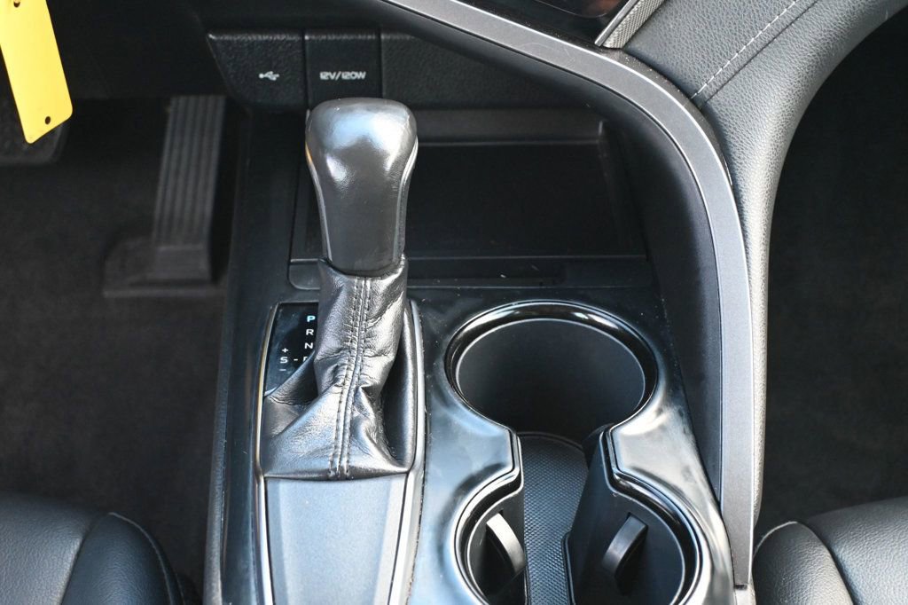 Used 2020 Toyota Camry SE w/ Carpet Mat Package image 13