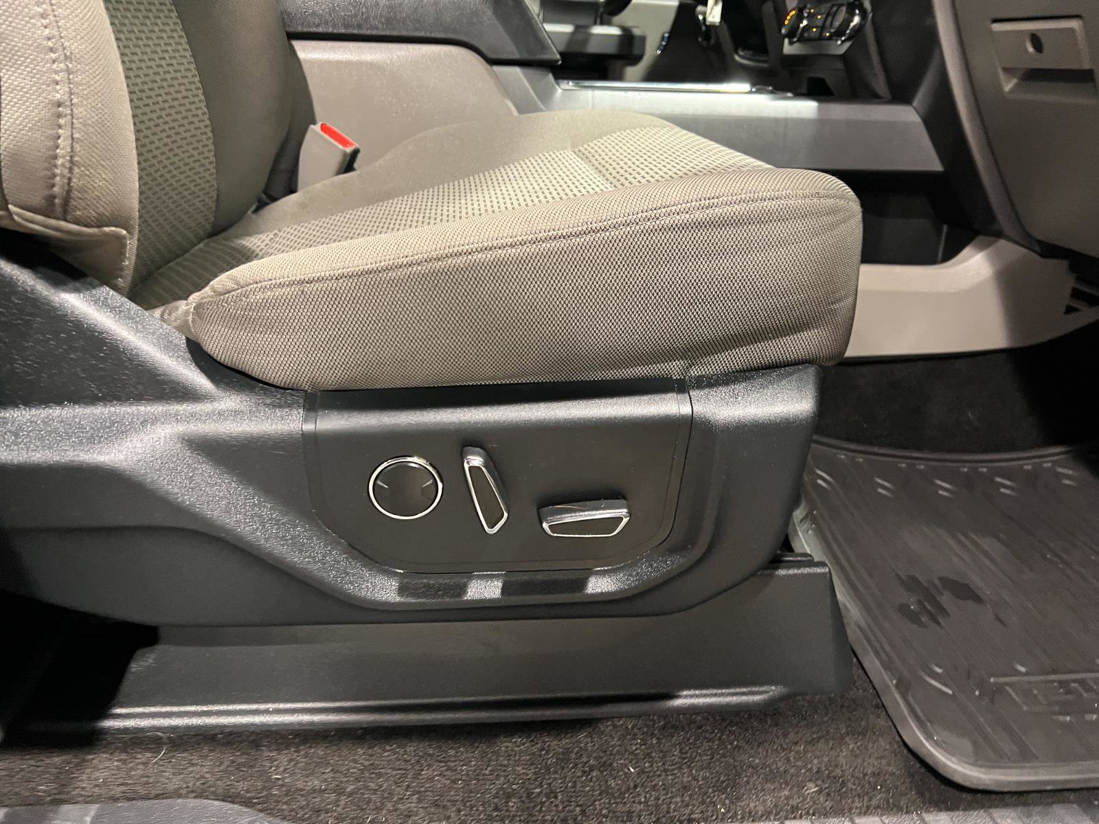 Used 2015 Ford F150 XLT w/ Equipment Group 302A Luxury image 36