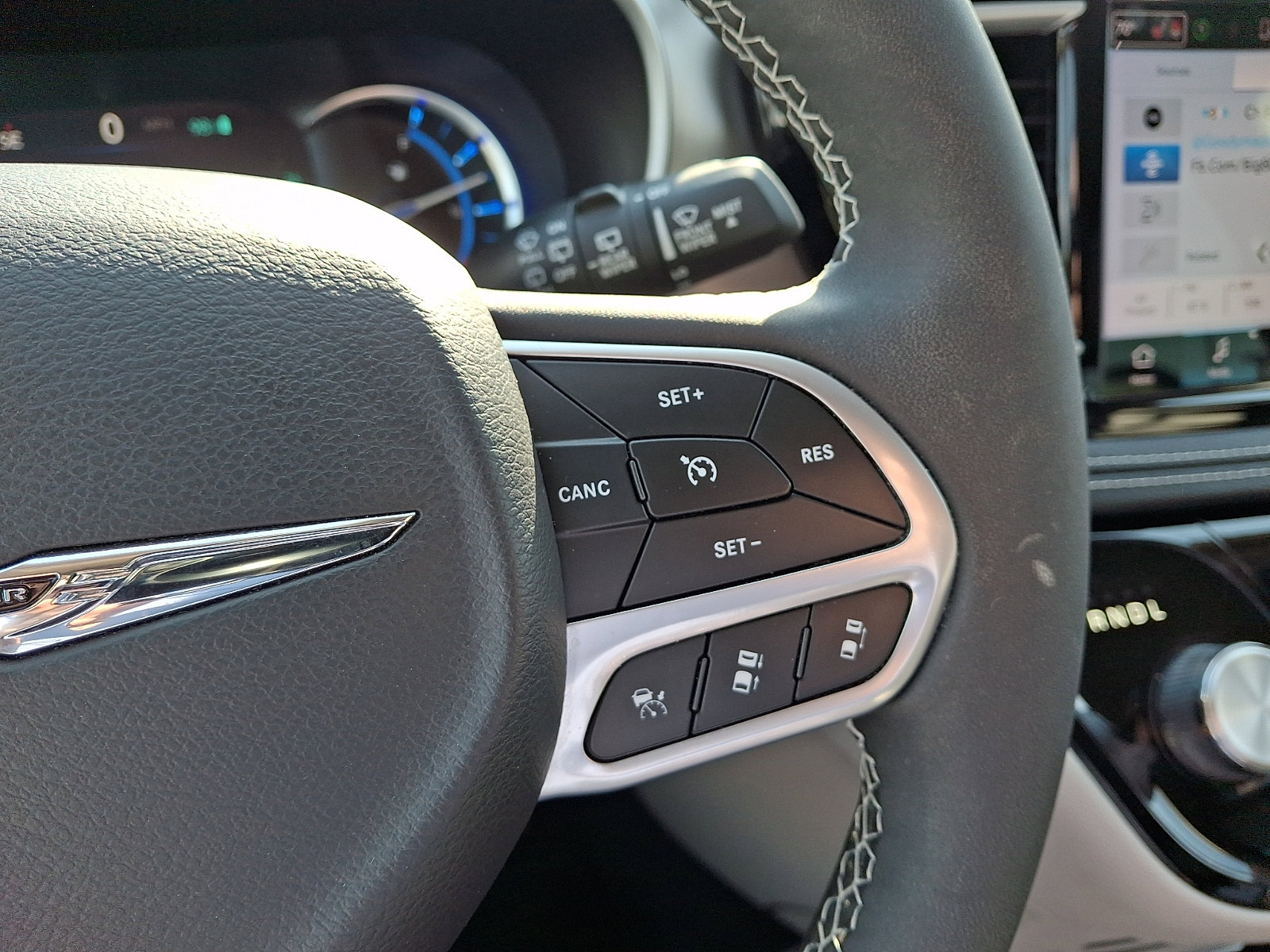 Used 2023 Chrysler Pacifica Touring-L image 21