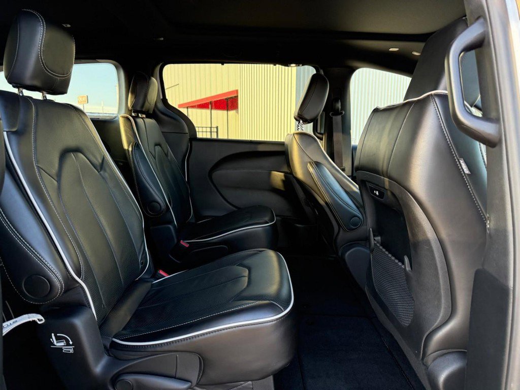 Used 2025 Chrysler Pacifica Limited image 12