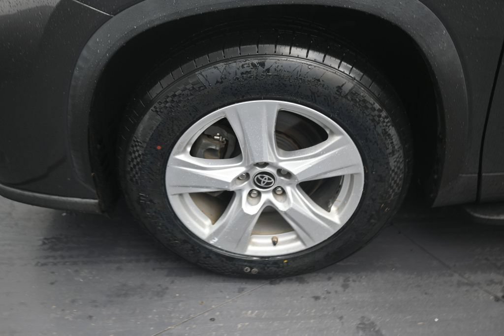 Used 2021 Toyota Highlander L FWD image 9