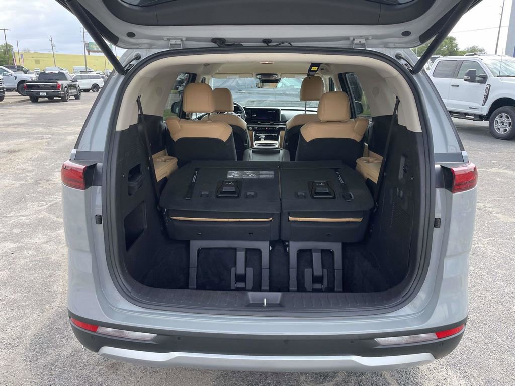 Used 2024 Kia Carnival EX FWD image 10