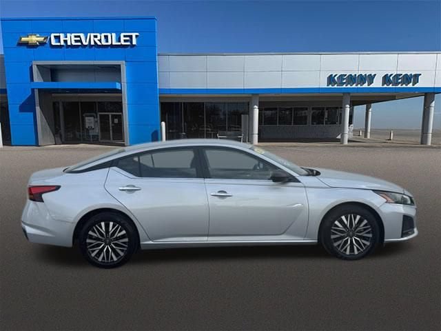 Used 2025 Nissan Altima 2.5 SV FWD image 3
