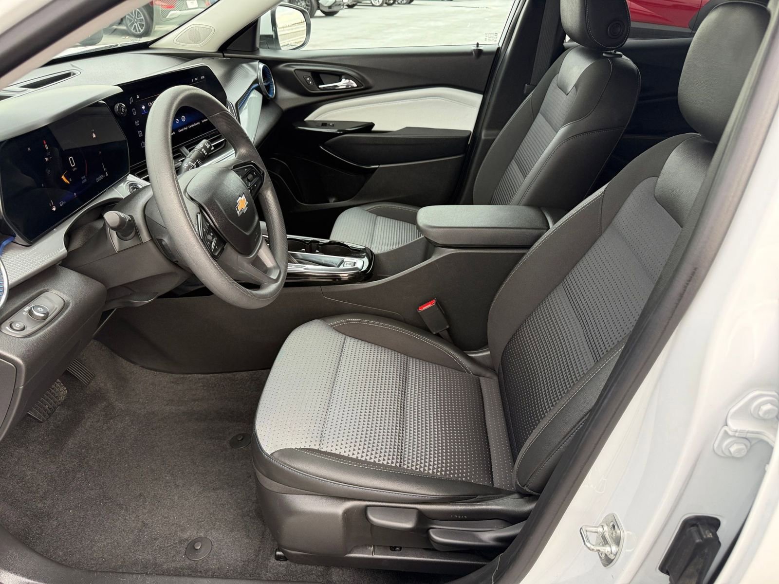 Used 2025 Chevrolet Trax LT image 24