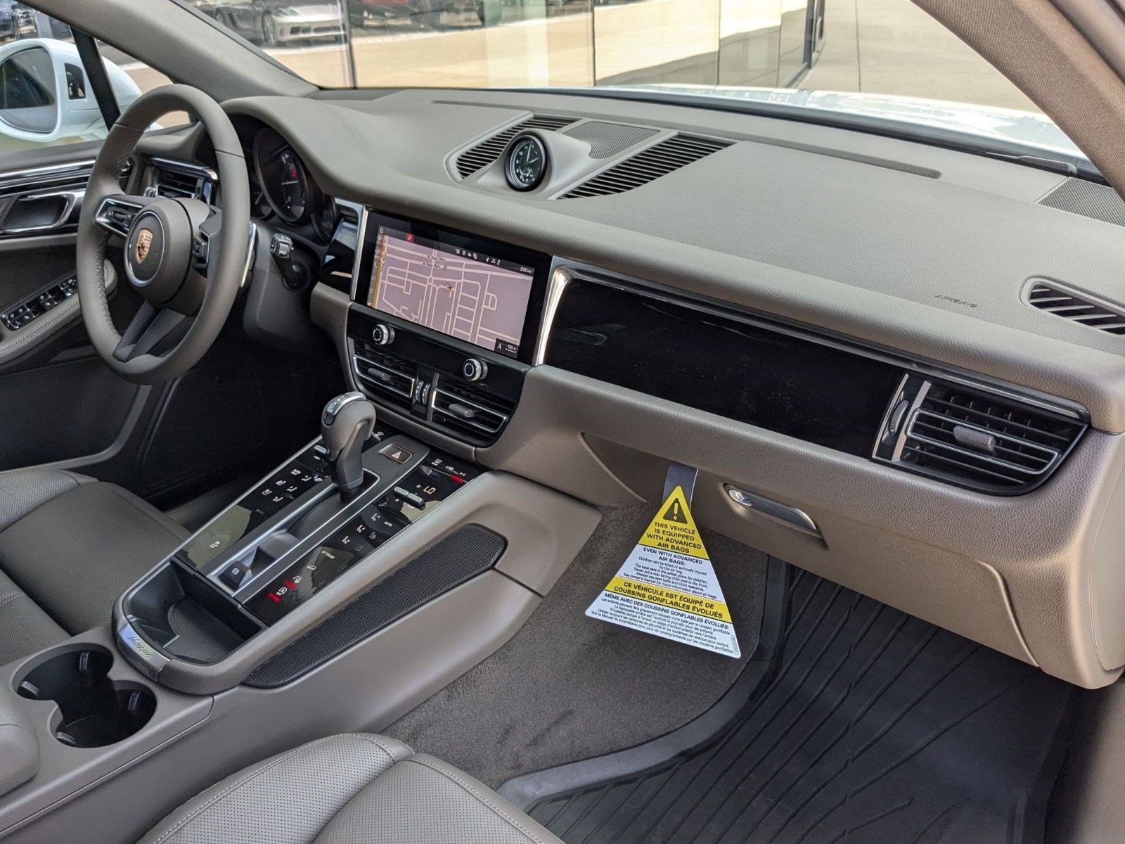 Certified 2025 Porsche Macan AWD/4WD image 26