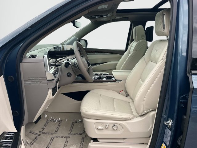 Used 2026 Cadillac Escalade ESV Platinum Sport w/ LPO, ONYX Package AWD/4WD image 16