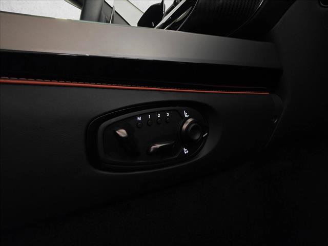 Used 2025 Aston Martin Vanquish RWD image 18